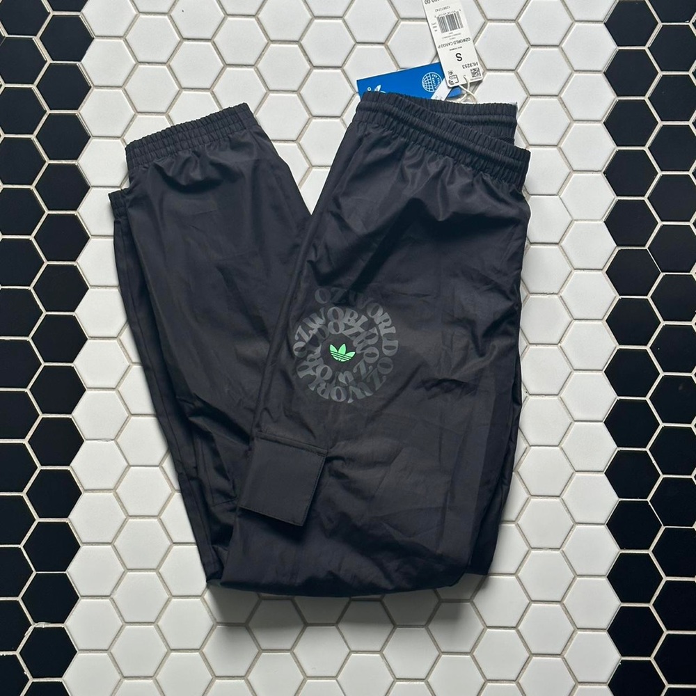 Men’s Adidas Originals Graphics Ozworld Cargo Joggers - NWT